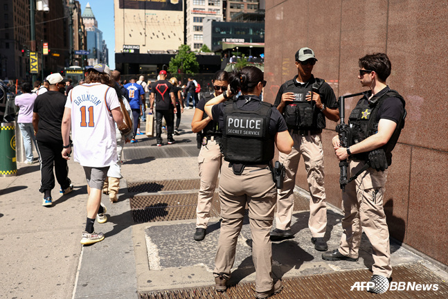 New York Police officers deployed at Madison Square Garden in New York. /AFPBBNews=NEWS1