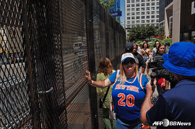Heightened security is being deployed around Madison Square Garden in anticipation of President Donald Trump's visit. /AFPBBNews=NEWS1