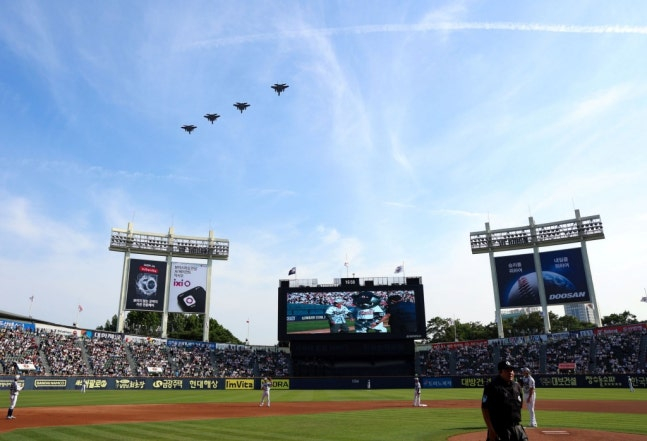 2025年6月6日、F-15K4台で構成された飛行編隊が蚕室野球場の上空を通っている。 /写真=斗山ベアーズ提供