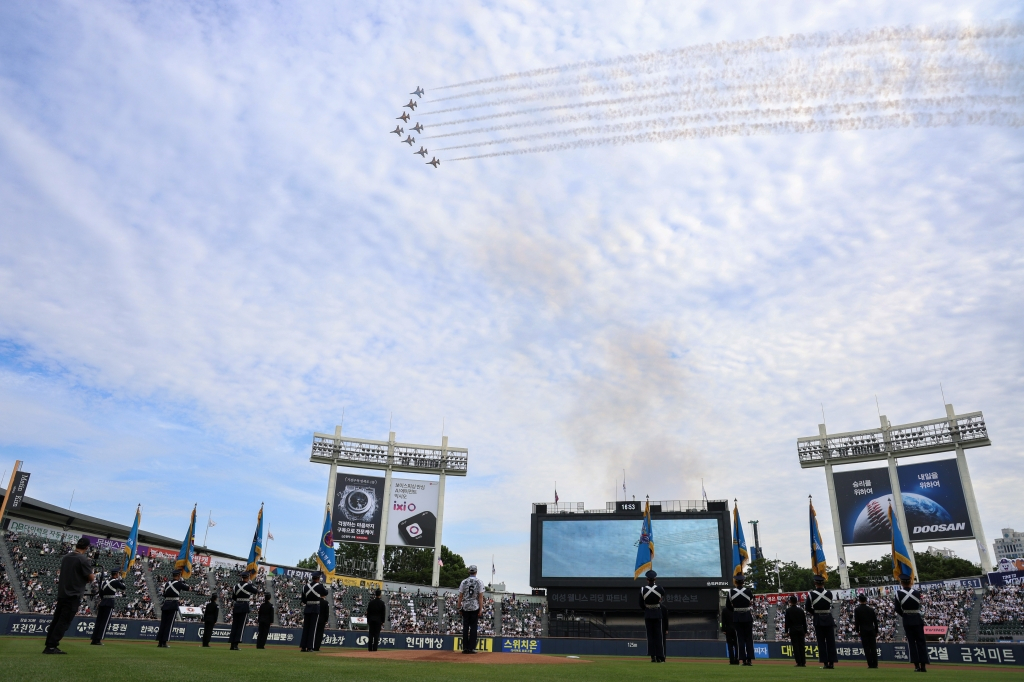 大韓民国空軍特殊飛行チーム「ブラックイーグルス」のエアショーが6日、蚕室(チャムシル)野球場上空で行われる瞬間。 /写真=斗山ベアーズ提供