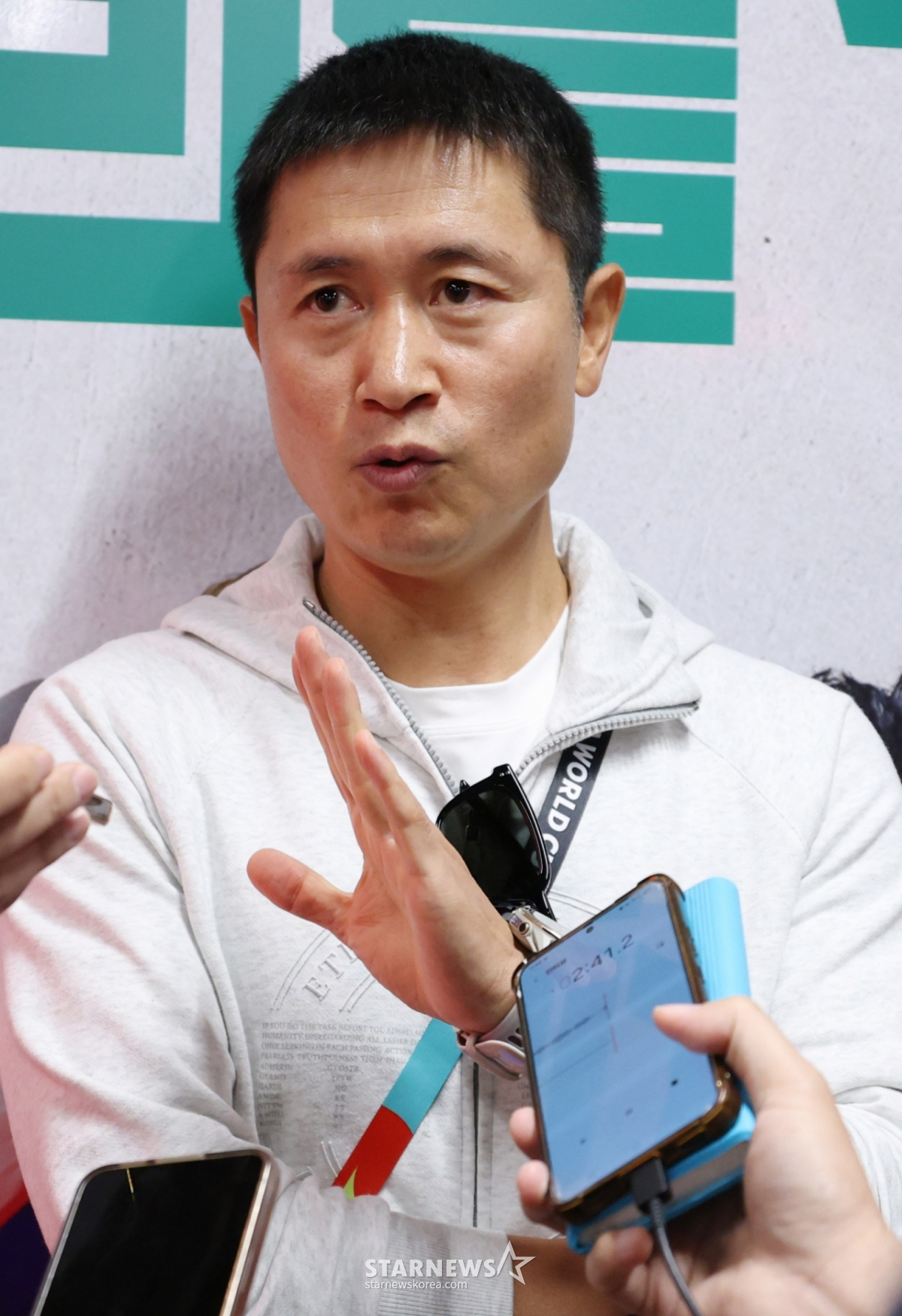 Commentator Lee Young-pyo is being interviewed by reporters, /Photo=Chief correspondent Kim Jin-kyung