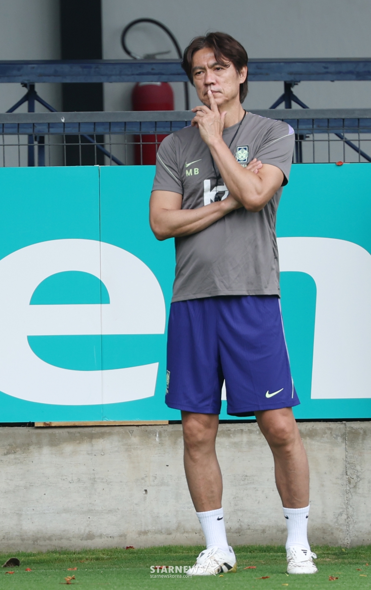 Coach Hong Myung-bo watches players train while lost in thought. /Photo=Chief correspondent Kim Jin-kyung