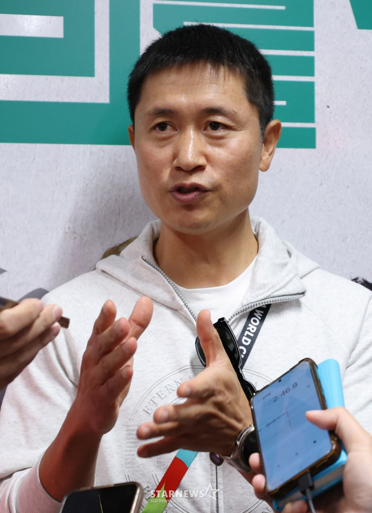 The South Korean national football team held training at Chivas Valle Verde in Guadalajara, Mexico, on the 8th ahead of the 2026 North American World Cup. Commentator Lee Young-pyo is being interviewed by reporters, /Photo=Chief correspondent Kim Jin-kyung