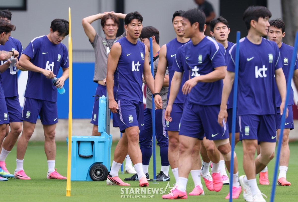 Son Heung-min (giữa) và các cầu thủ quốc gia Hàn Quốc đang tập trung vào huấn luyện. /Ảnh = Người chờ đợi Kim Jin Kyung