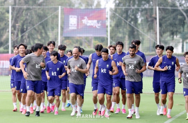 The South Korean national football team held training on the 8th at Chivas Verde Valle in Guadalajara, Mexico, ahead of the 2026 FIFA World Cup in North America. Players from the national team, including Kim Min-jae, are seen conducting running drills. /Photo=Chief correspondent Kim Jin-kyung.