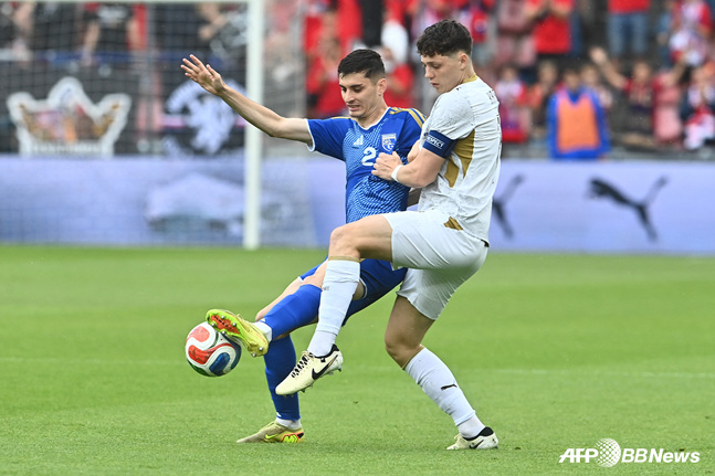 Ladislav Krejci (right). /AFPBBNews=NEWS1