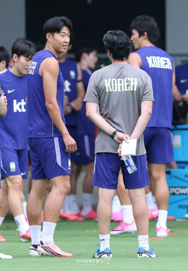 The South Korean national football team held training on the 8th at Chivas Verde Valle in Guadalajara, Mexico, ahead of the 2026 FIFA World Cup in North America. Son Heung-min is seen conversing with coach Arso during a break. /Photo=Chief correspondent Kim Jin-kyung.