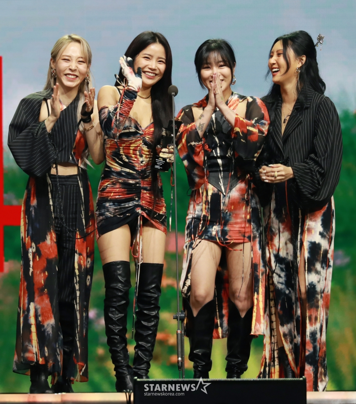 Girl group MAMAMOO is shown giving a statement after winning the Best Artist in the Singer category at the 2020 Asia Artist Awards (2020 AAA). Photo=Reporter Lee Dong-hoon photoguy@