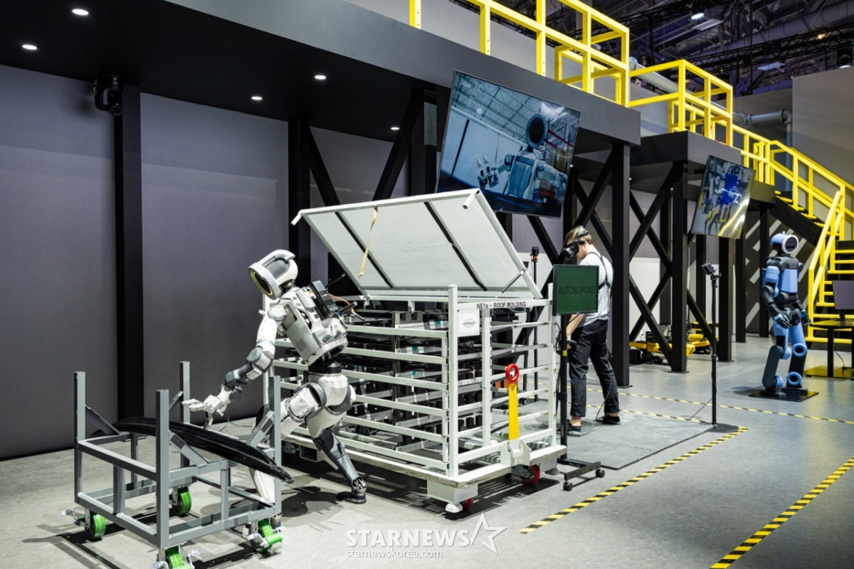 【ソウル=ニューシス】現代車グループは6日から9日まで（現地時間）、米ラスベガスで開かれるCES2026に参加し、グループAIロボティクス技術開発過程を直接経験できる多様な展示を披露する。 写真は次世代電動式アトラス研究型モデル（左）、次世代電動式アトラス開発型モデル。（写真=現代車グループ提供）2026.01.07.photo@newsis.com *再販売及びDB禁止/写真=リュ·ヒョンジュ