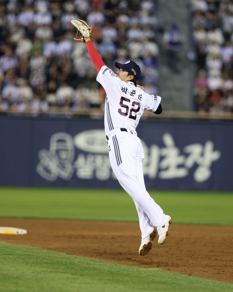 Park Jun-soon defendiendo en segunda base. /Foto=Doosan Bears