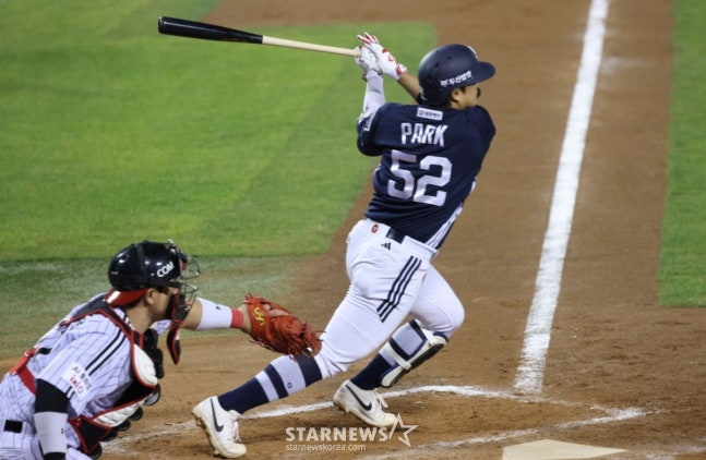 Park Jun-soon en acción de bateo. /Foto=StarNews