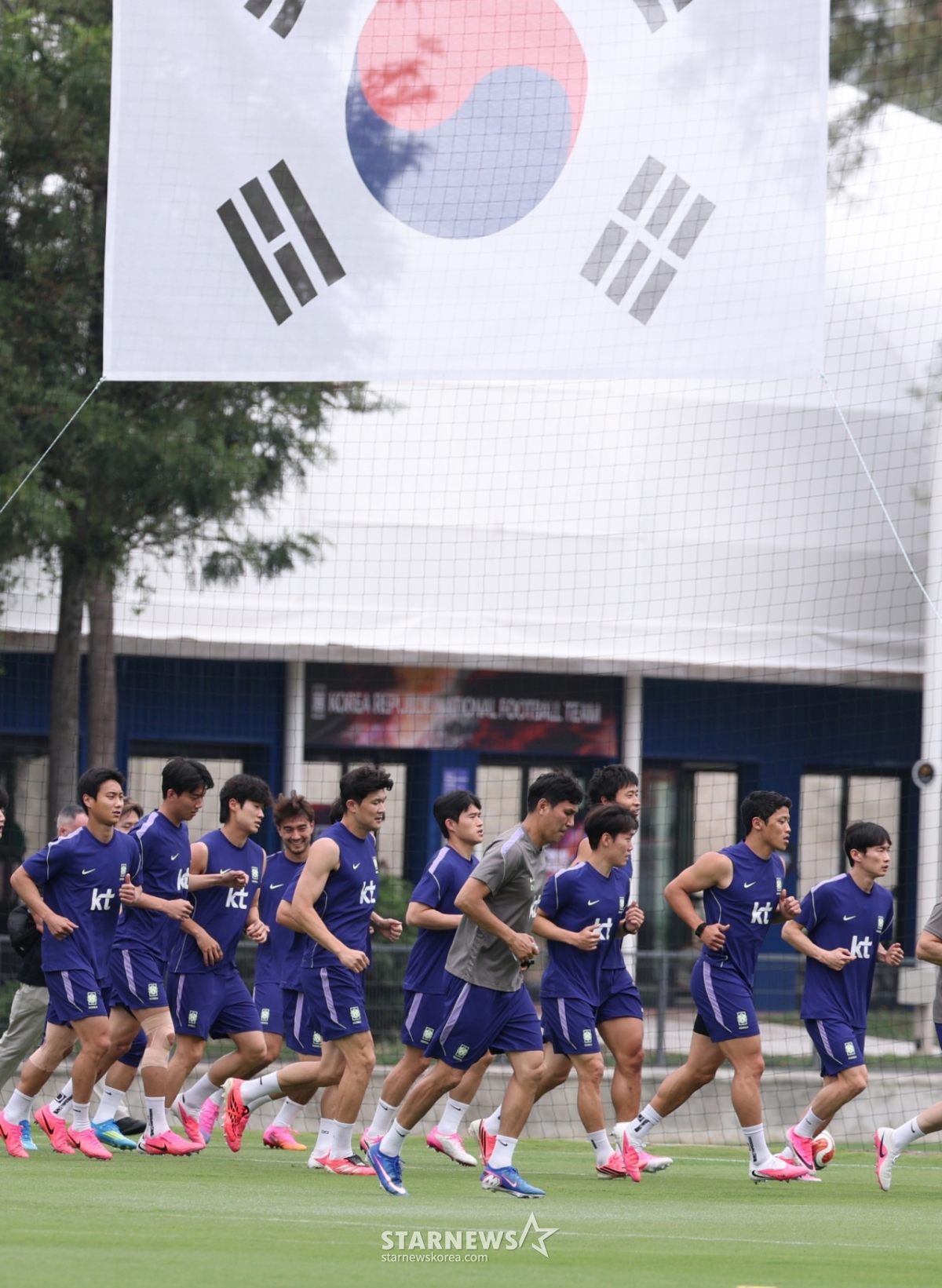 La selección nacional de fútbol de Corea del Sur realizó un entrenamiento el día 8 en el Chivas Verde Valle de Guadalajara, México, de cara al Mundial de 2026 en Norteamérica, Centroamérica y el Caribe. Los jugadores de la selección, entre ellos Kim Min-jae, realizaron entrenamientos de carrera. /Foto=corresponsal jefe Kim Jin-kyung