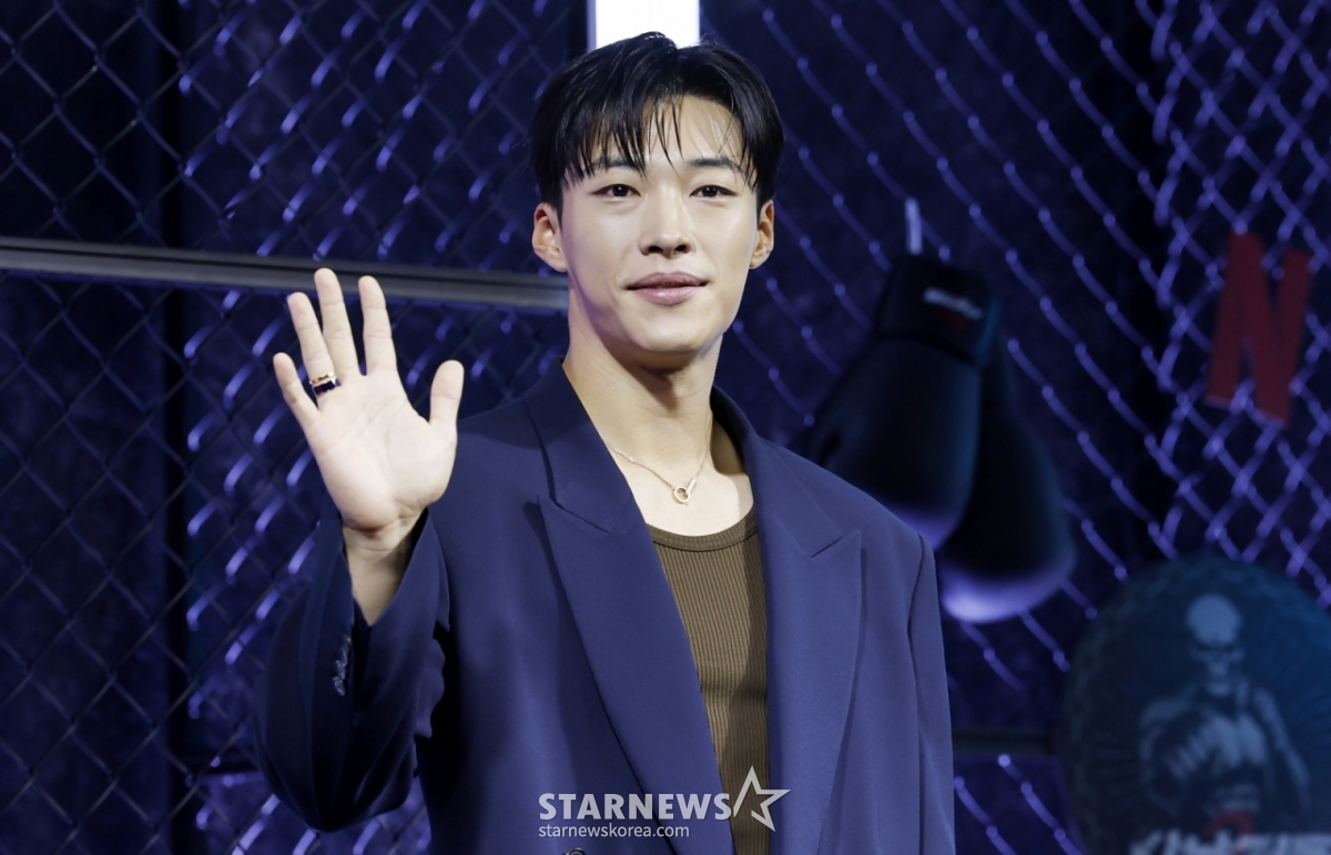 [ソウル=ニューシス]キム·ヘジン記者=俳優ウ·ドファンが31日午前、ソウル中区アンバサダーソウルプルマンで開かれたネットフリックスシリーズ「猟犬たち」シーズン2製作発表会でポーズを取っている。 2026.03.31.jini@newsis.com /写真=キム·ヘジン