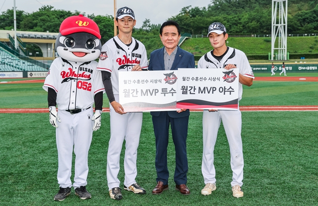 Naga (de izquierda a derecha), Kim Cheol-wook, presidente del club, y Bae Young-bin. /foto=Ulsan Whales