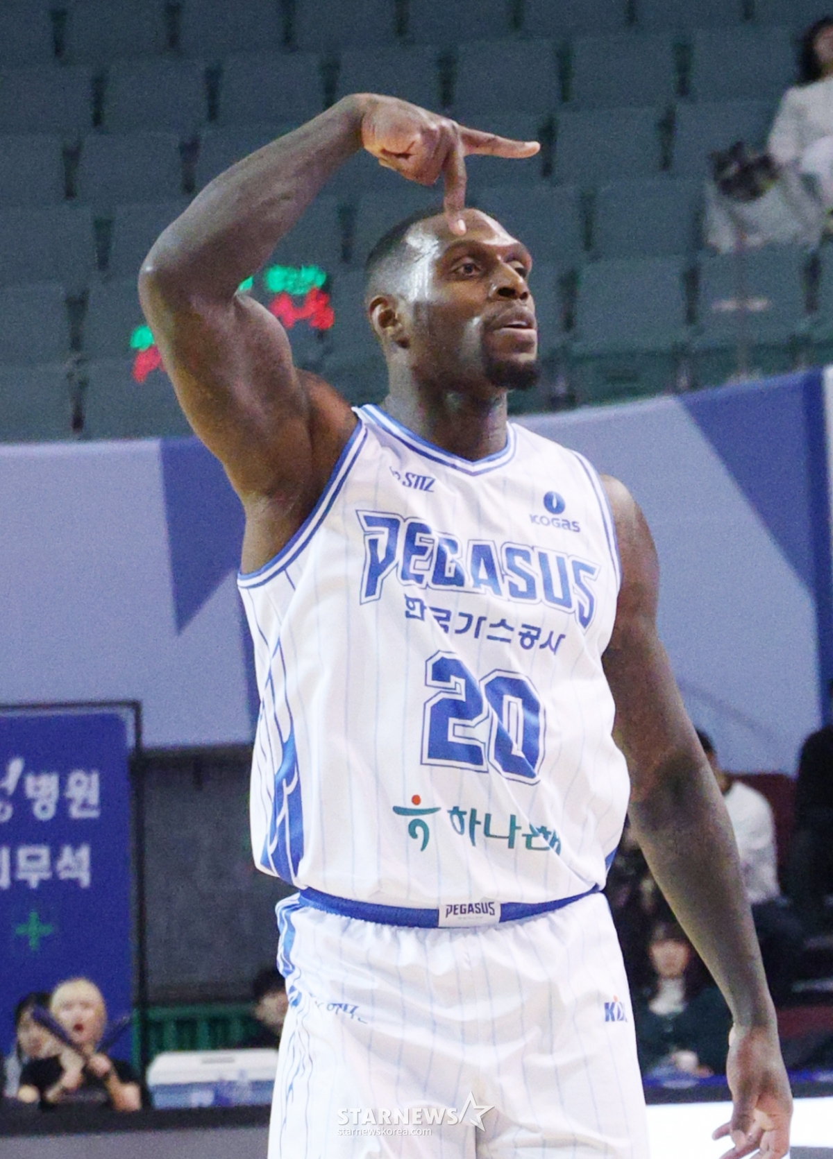The 2025-2026 KBL professional basketball match between Seoul Samsung and Daegu Korea Gas Corporation was held on the 22nd at Seoul Jamsil Indoor Gymnasium. La Keon-ah of Korea Gas Corporation is performing a celebration after making a three-point shot. /Photo=Senior reporter Kim Jin-kyung kim.jinkyung@