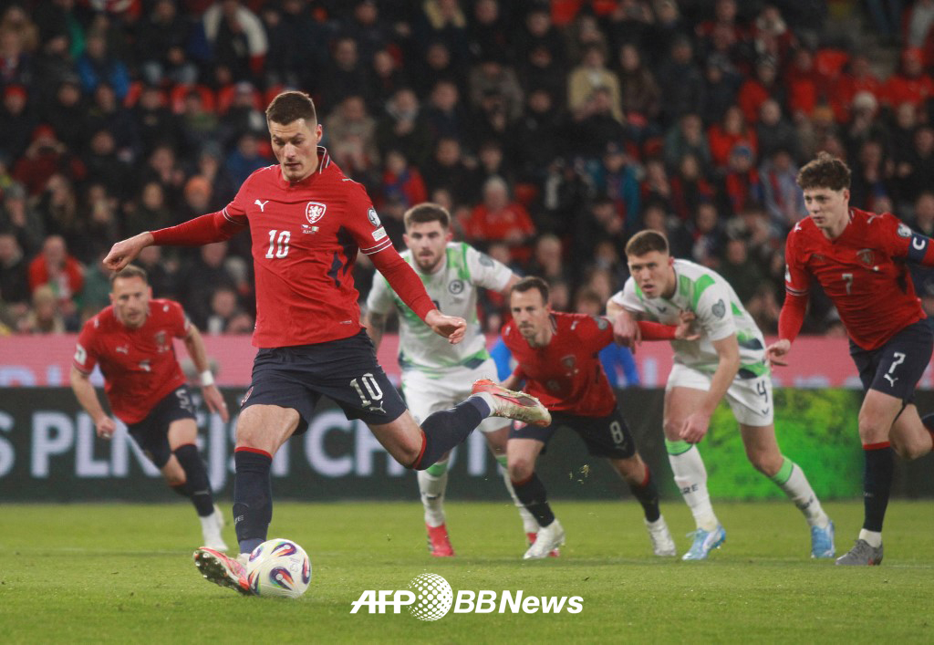 サッカーチェコ代表チームのエースであり、中核攻撃手の191センチのパトリック·シック。 /AFPBBNews=ニュース1