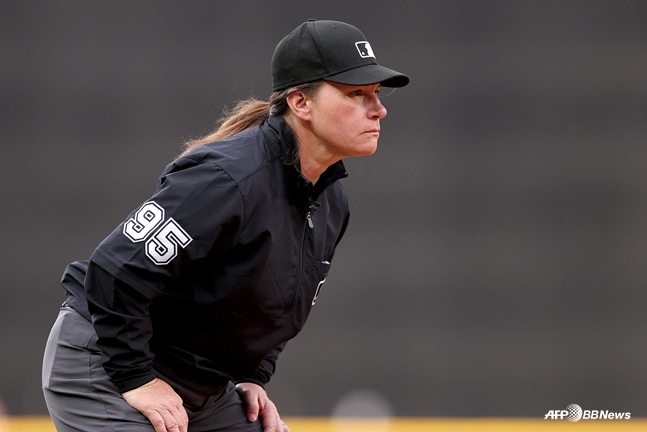 Jen Powell, the first base umpire on this day. /AFPBBNews=NEWS1