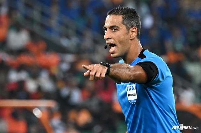 Referee Amin Omar. /AFPBBNews=NEWS1