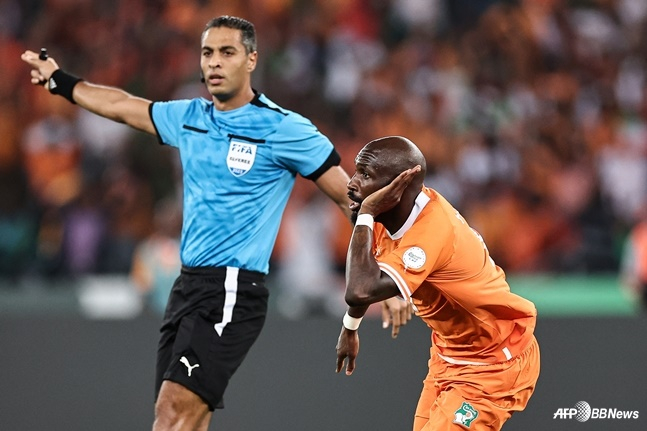 Referee Amin Omar (left). /AFPBBNews=NEWS1