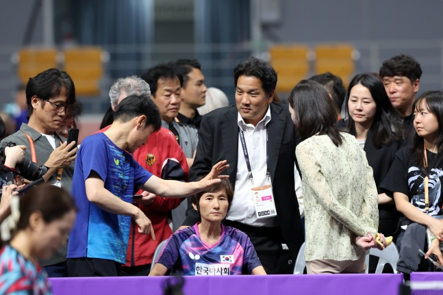 Lee Tae-sung, presidente de la Asociación Coreana de Tenis de Mesa Tak Gu-hyeop-hoe (Chairman) (en el centro, con traje), visitó el lugar del XIOM 2026 Gangneung World Masters de Tenis de Mesa. /Foto=Proporcionado por el Comité Organizador del XIOM 2026 Gangneung World Masters de Tenis de Mesa