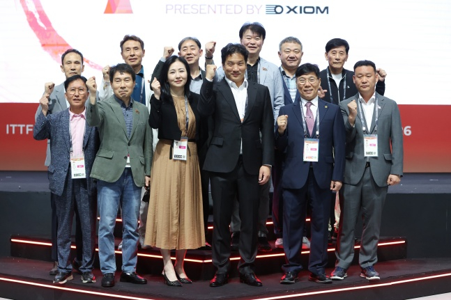 Lee Tae-sung, presidente de la Asociación Coreana de Tenis de Mesa Tak Gu-hyeop-hoe (Chairman), y su esposa, la exvicepresidenta de la Asociación Coreana de Tenis de Mesa, Chae Moon-sun, visitaron el lugar del XIOM 2026 Gangneung World Masters de Tenis de Mesa. /Foto=Proporcionado por el Comité Organizador del XIOM 2026 Gangneung World Masters de Tenis de Mesa