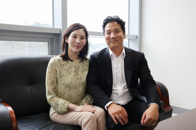 Lee Tae-sung, presidente de la Asociación Coreana de Tenis de Mesa Tak Gu-hyeop-hoe (Chairman) (a la derecha), y su esposa, la exvicepresidenta de la Asociación Coreana de Tenis de Mesa, Chae Moon-sun. /Foto=Proporcionado por el Comité Organizador del XIOM 2026 Gangneung World Masters de Tenis de Mesa