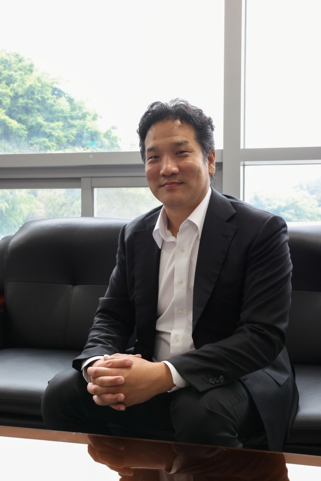 Lee Tae-sung, presidente de la Asociación Coreana de Tenis de Mesa Tak Gu-hyeop-hoe (Chairman) y Gong Dong-jo-jik (Chairman) del XIOM 2026 Gangneung World Masters de Tenis de Mesa. /Foto=Proporcionado por el Comité Organizador del XIOM 2026 Gangneung World Masters de Tenis de Mesa