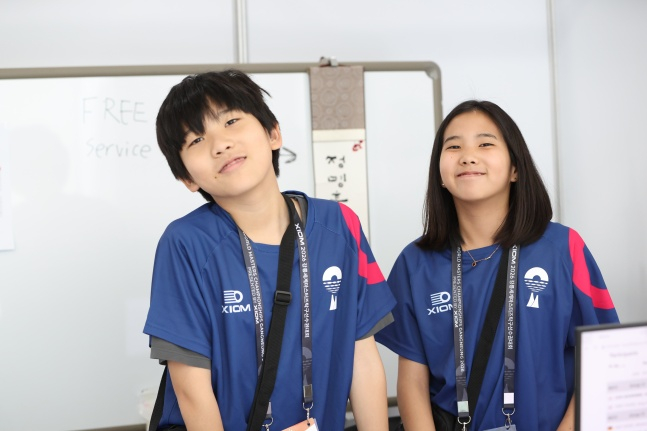 Los hijos de Lee Tae-sung, presidente de la Asociación Coreana de Tenis de Mesa Tak Gu-hyeop-hoe (Chairman), y su esposa, la exvicepresidenta de la Asociación Coreana de Tenis de Mesa, Chae Moon-sun, Gicheol y la joven Ra-eun, participaron como voluntarios en el XIOM 2026 Gangneung World Masters de Tenis de Mesa. /Foto=Proporcionado por el Comité Organizador del XIOM 2026 Gangneung World Masters de Tenis de Mesa