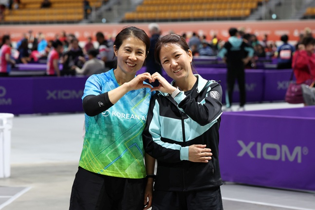 Kim Kyung-ah (left), coach of the Korean Air women's table tennis team, and Park Mi-young (right) pose for photos with fans at the 'XIOM 2026 Gangneung World Masters Table Tennis Championships' held on the 8th at Obal Gymnasium in Gangneung, Gangwon Province. /Photo=Provided by the Organizing Committee of the XIOM 2026 Gangneung World Masters Table Tennis Championships