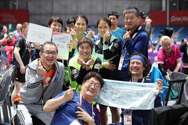 Kim Kyung-ah (second from left), coach of the Korean Air women's table tennis team, and Park Mi-young (second from right) pose for photos with fans at the 'XIOM 2026 Gangneung World Masters Table Tennis Championships' held on the 8th at Obal Gymnasium in Gangneung, Gangwon Province. /Photo=Provided by the Organizing Committee of the XIOM 2026 Gangneung World Masters Table Tennis Championships