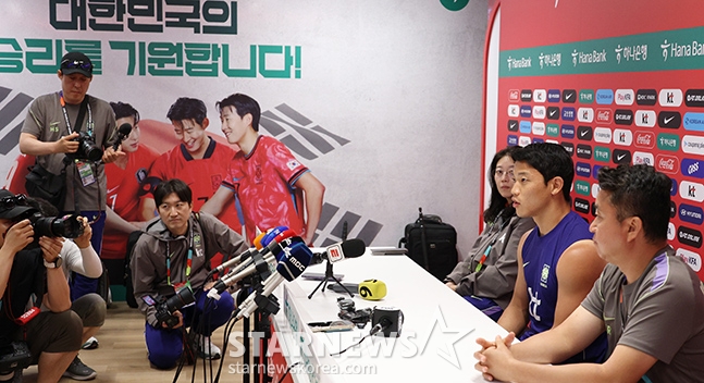 La selección nacional de fútbol de Corea del Sur realizó un entrenamiento el día 8 en el Chivas Verde Valle de Guadalajara, México, de cara al Mundial de 2026 en Norteamérica, Centroamérica y el Caribe. Hwang Hee-chan responde a una entrevista antes del entrenamiento. /Foto=corresponsal jefe Kim Jin-kyung