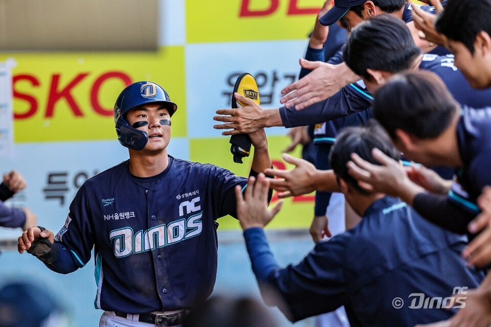 图为NC队的金周元(左)。 =照片:NC Dinos。