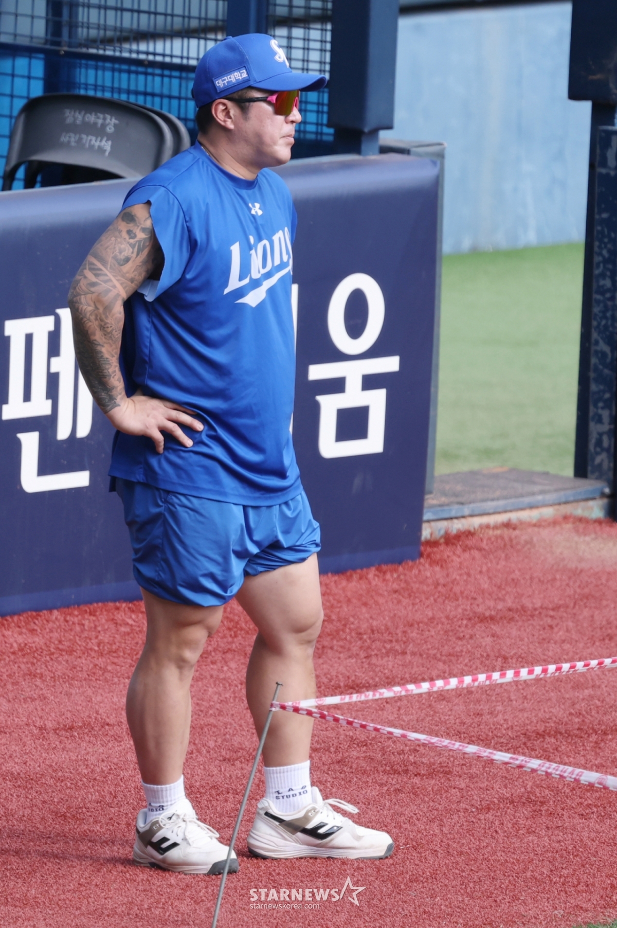 Матч LG Twins против Samsung Lions в лиге SOL KBO 2026 состоялся 14-го числа на бейсбольном стадионе Джамсиль в Сеуле. Чхве Хён У из Samsung отдыхает и смотрит на тренировки своих коллег. /Фото = Ким Джин Кён.jinkyung@