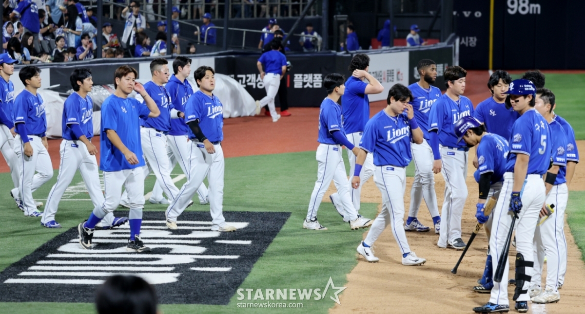 Các cầu thủ Samsung đã ra sân để chào hỏi người hâm mộ sau khi thua trận đấu với Samsung Lions tại Samsung Lions và KT Wiz trong giải đấu 2026 KBO League được tổ chức tại Công viên Suwon KT Wiz vào ngày 9. 2026.06.09. Các cầu thủ Samsung đang ra sân để chào hỏi người hâm mộ sau khi thua trận đấu với Samsung Lions tại Samsung Lions và KT Wiz ở giải 2026 KBO League được tổ chức tại Công viên Suwon KT Wiz vào ngày 9. 2026.06.09. /Ảnh = Kang Young-jo cameratalks@