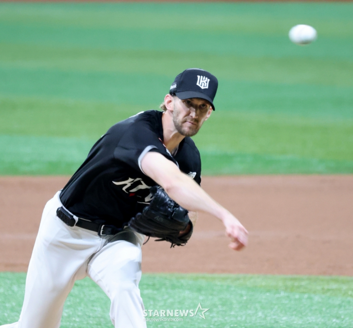 KT right-handed pitcher Caleb Booshiri is shown pitching as the starting pitcher in the 2026 KBO League match between Kiwoom Heroes and KT Wiz at Gocheok Sky Dome on the 31st. 2026.05.31. /Photo=Senior reporter Kang Young-jo cameratalks@