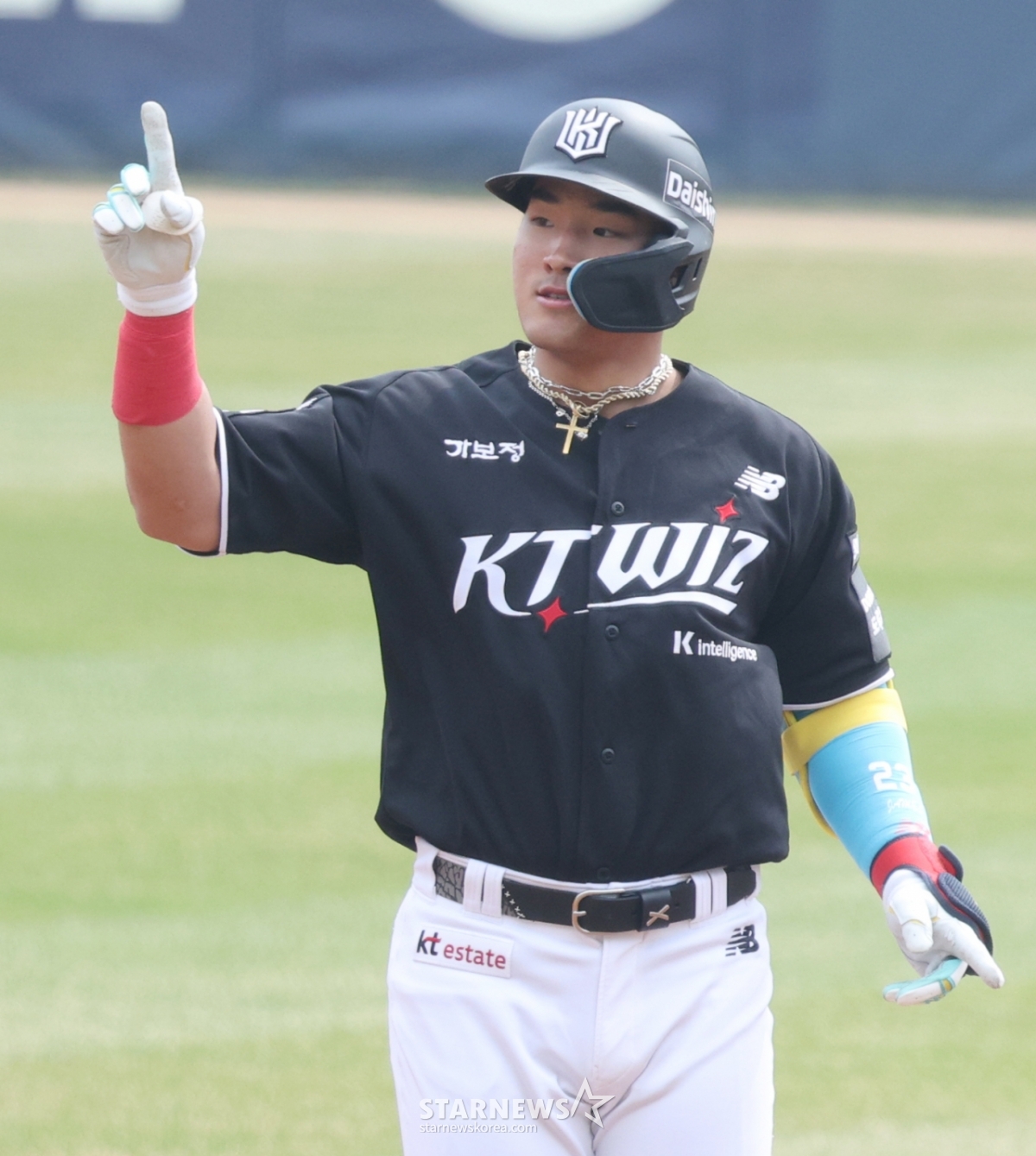 The 2026 Shinhan SOL Bank KBO League match between LG Twins and KT Wiz was held at Seoul Jamsil Baseball Stadium on the 29th. KT's An Hyeon-min hit a go-ahead RBI double with one out and a runner on first base in the top of the first inning and is shown performing a celebration. /Photo=Chief correspondent Kim Jin-kyung kim.jinkyung@