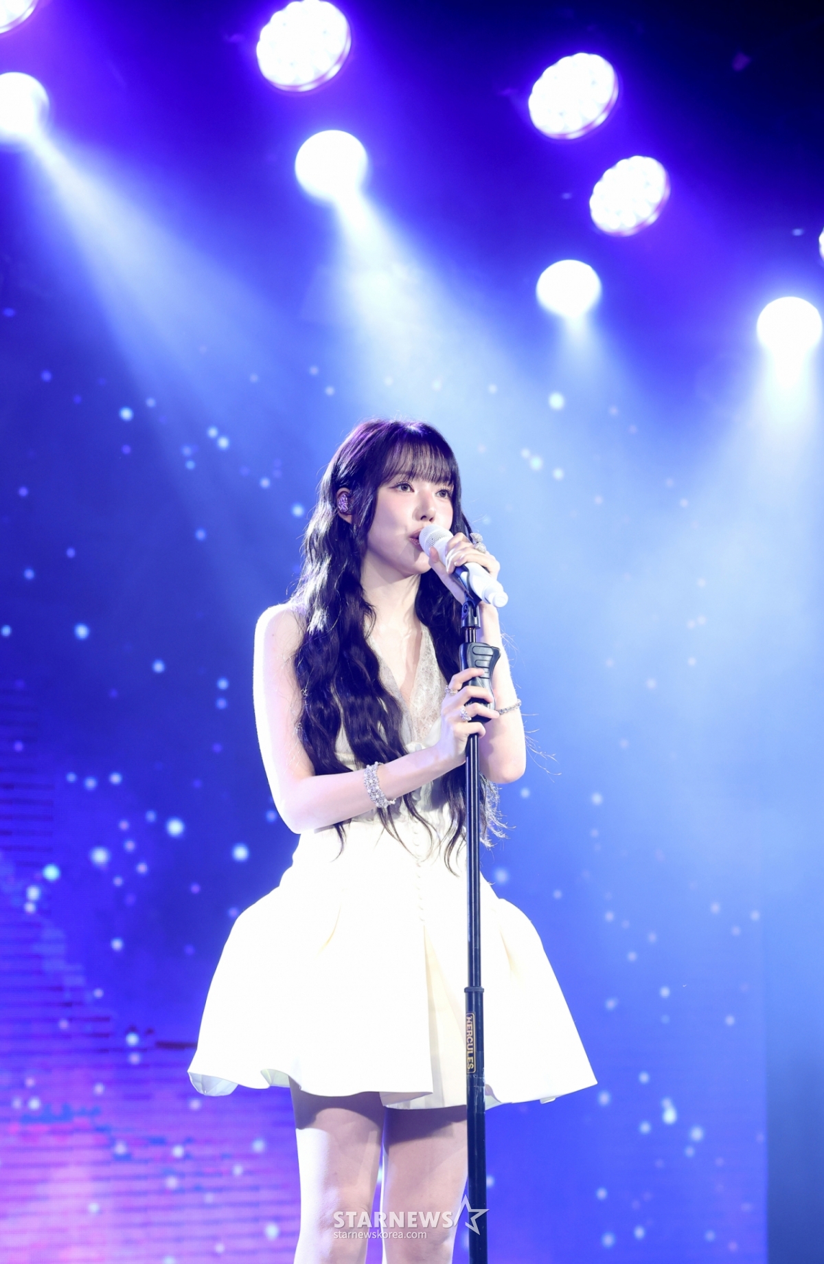 Ngày 9/5, ca sĩ Yerin (cựu thành viên GFRIEND) đang mang đến sân khấu tuyệt vời tại showcase kỷ niệm phát hành mini album vol.4 Reach You tại Rolling Hall, Mapo-gu, Seoul. /2026.06.09 /Ảnh = Kim Hwi Sun hwijpg@