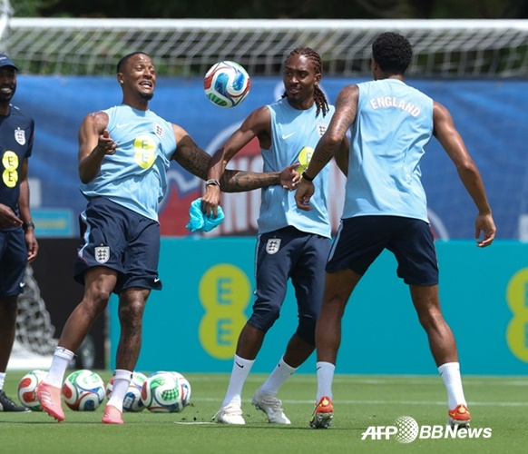 Jed Spence (en el centro) entrenando con la selección de Inglaterra. /AFPBBNews=NEWS1