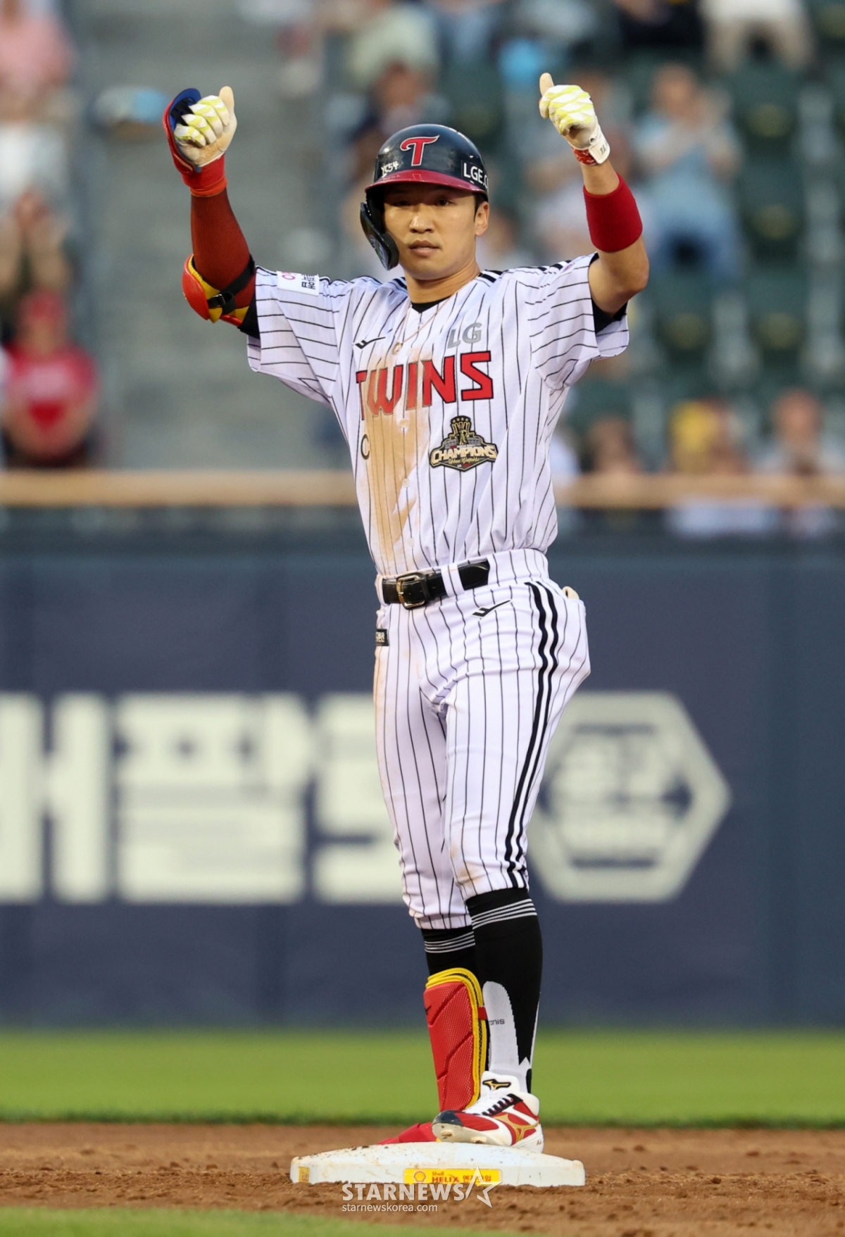 LG Twins' Park Hae-min hits a two-run single with one out and bases loaded in the bottom of the second inning during the home game against SSG Landers at Jamsil Baseball Stadium on the 9th, celebrating afterward. /Photo=NEWSIS