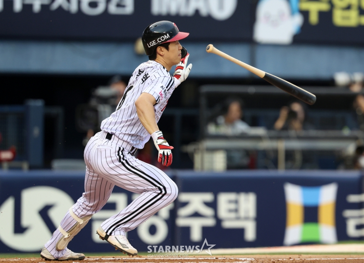 LG Twins' Gu Bon-hyeok hits a one-run single with one out and bases loaded in the bottom of the second inning during the home game against SSG Landers at Jamsil Baseball Stadium on the 9th. /Photo=NEWSIS