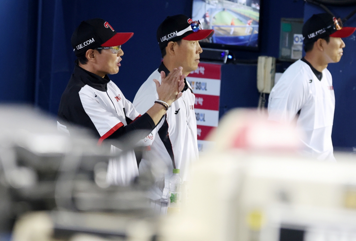 Yeom Kyung-yeop, manager of the LG Twins (left), applauds his team's run in the bottom of the fifth inning during the 2026 Shinhan SOL KBO League home game against the SSG Landers at Seoul Jamsil Baseball Stadium on the 9th. /Photo=NEWSIS