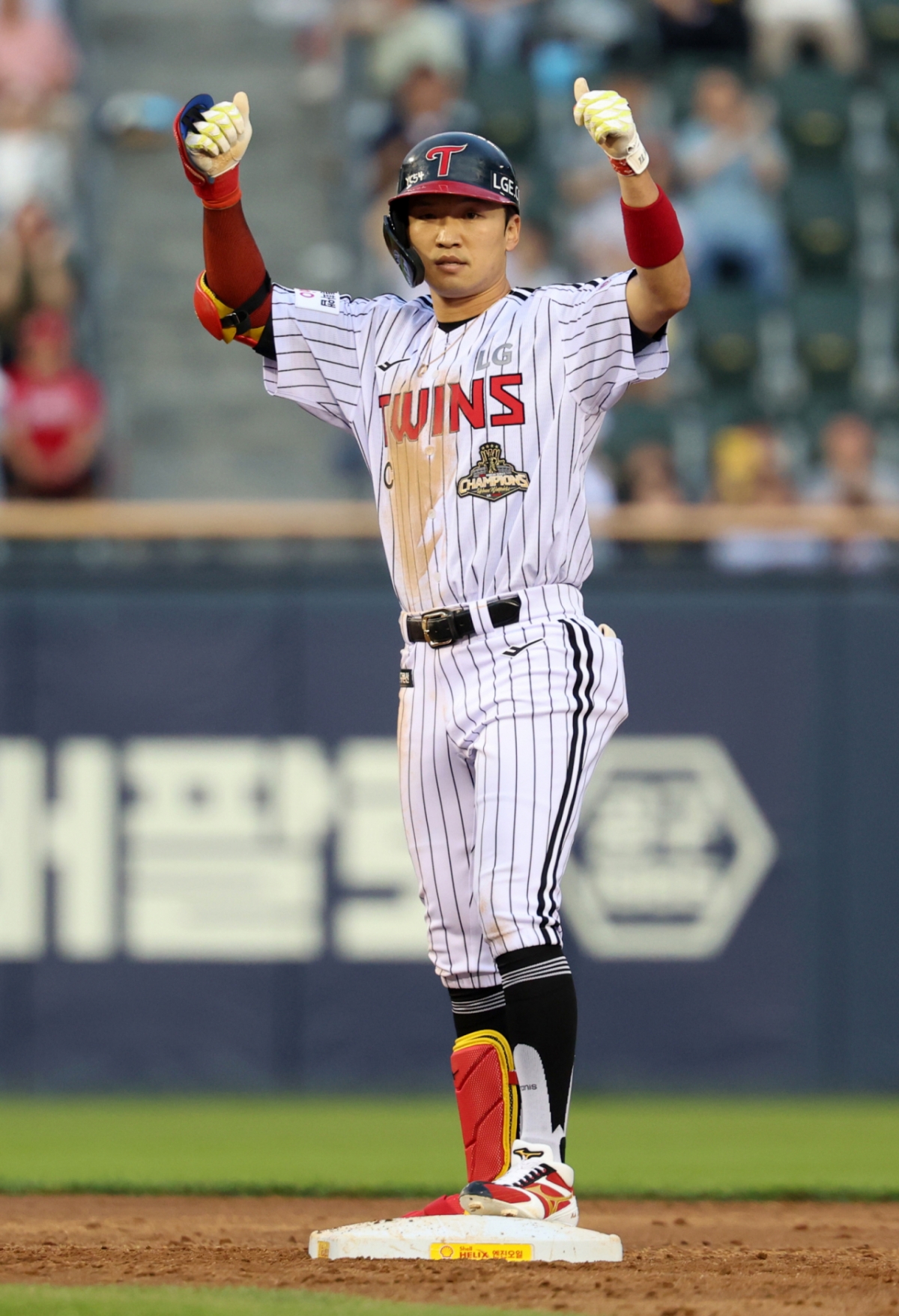 LG Twins' Park Hae-min hits a two-run double in the bottom of the second inning during the 2026 Shinhan SOL KBO League home game against the SSG Landers at Seoul Jamsil Baseball Stadium on the 9th, then performs a celebration. /Photo=NEWSIS