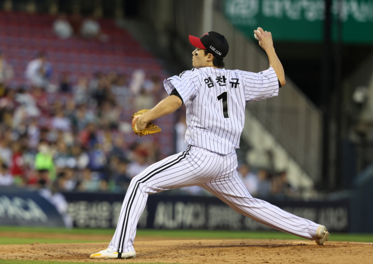 LG Twins pitcher Im Chan-kyu makes his starting appearance during the 2026 Shinhan SOL KBO League home game against the SSG Landers at Seoul Jamsil Baseball Stadium on the 9th, pitching effectively. /Photo=Lee Young-hwan