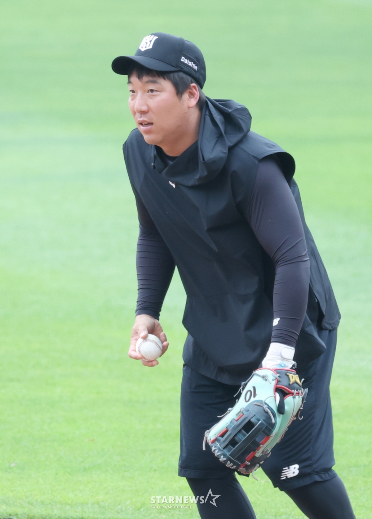 Матч Doosan Bears против KTWISE Лиги SOL KBO 2026 года состоялся 26-го числа на бейсбольном стадионе Джамсиль в Сеуле.  КТ Ким Хён Су тренируется в обороне. /Фото = Ким Джин Кён.jinkyung@