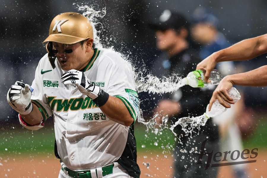 Choi Ju-hwan de Kiwoom recibe las felicitaciones de sus compañeros tras conectar un jonrón de victoria en el partido contra NC el 9. /Foto=Kiwoom Heroes
