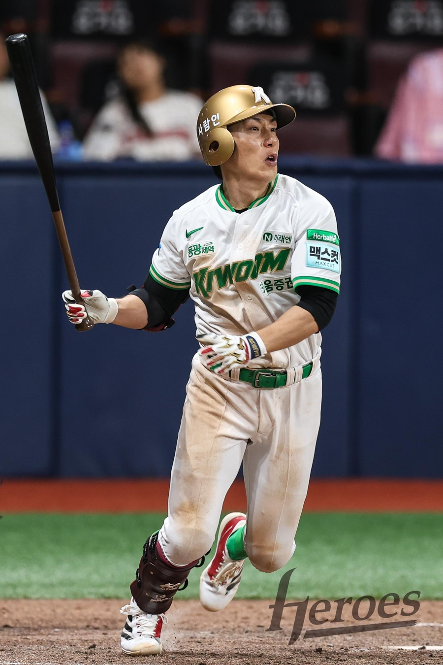 Seo Geon-chang conecta un hit en el partido contra NC el 9. /Foto=Kiwoom Heroes