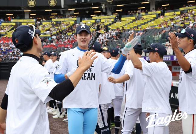 釜山(プサン)高校のハ·ヒョンスン(左から2番目)が8日、大田(テジョン)ハンファ生命ボールパークで行われた第4回ハンファイーグルス杯高校-大学オールスター戦に参加した。 /写真=キム·ドンユン記者