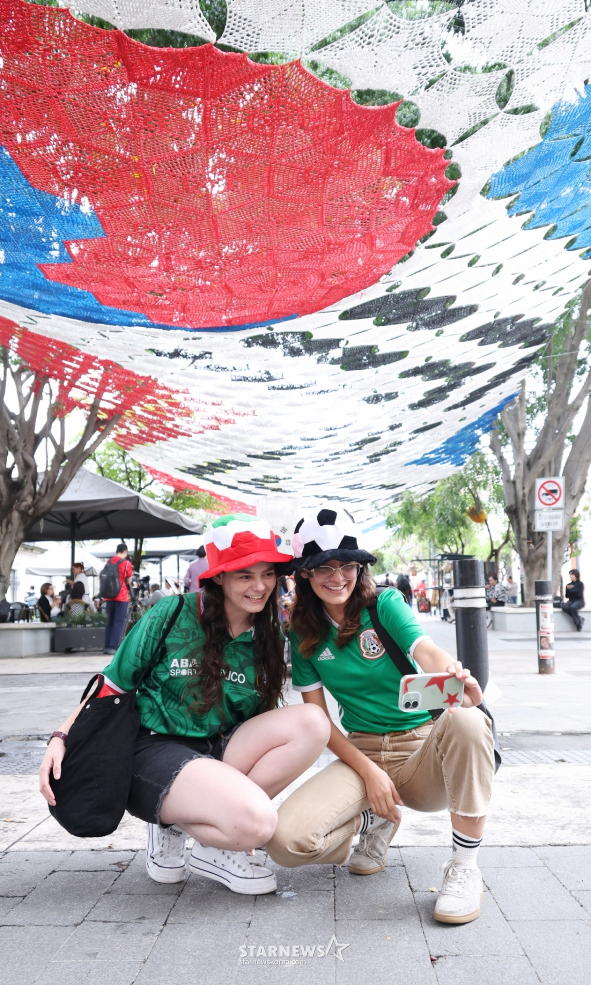 Ide (izquierda) y Evelyn, encontradas en la calle de Zapopan. /foto=corresponsal jefe Kim Jin-kyung