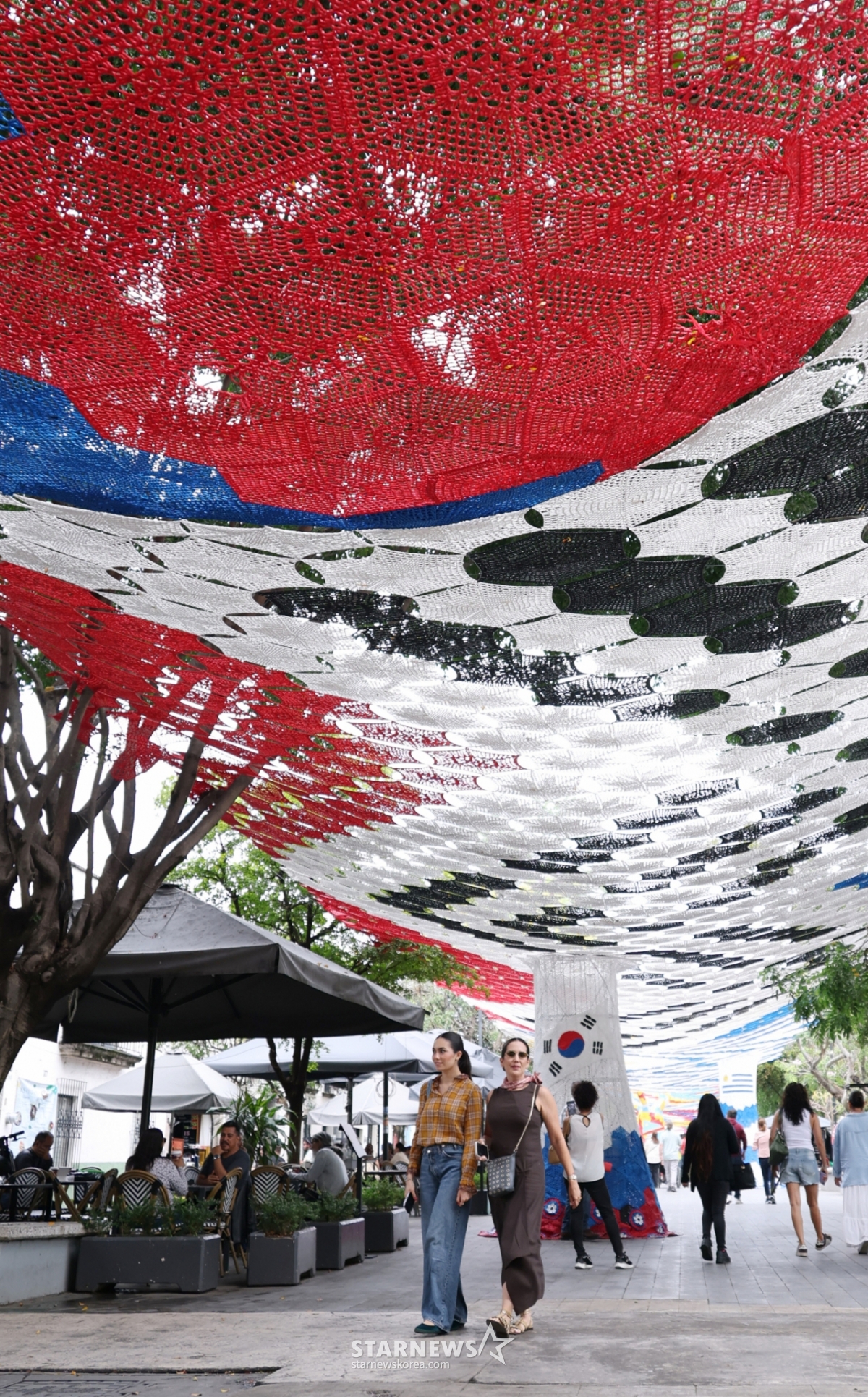 Esculturas de la bandera de Taegeuk que cubren el cielo de la calle de Zapopan. /Foto=corresponsal jefe Kim Jin-kyung