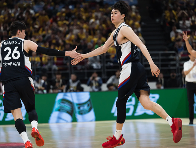 Lee Hyun-joong (a la derecha). /Foto=FIBA